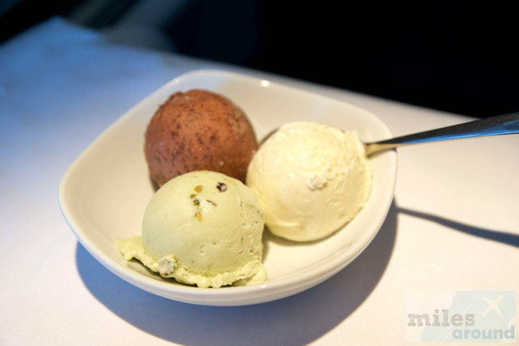 Dessert: sahniges Vanilleeis mit belgischer Knusperschokolade und Pistazien