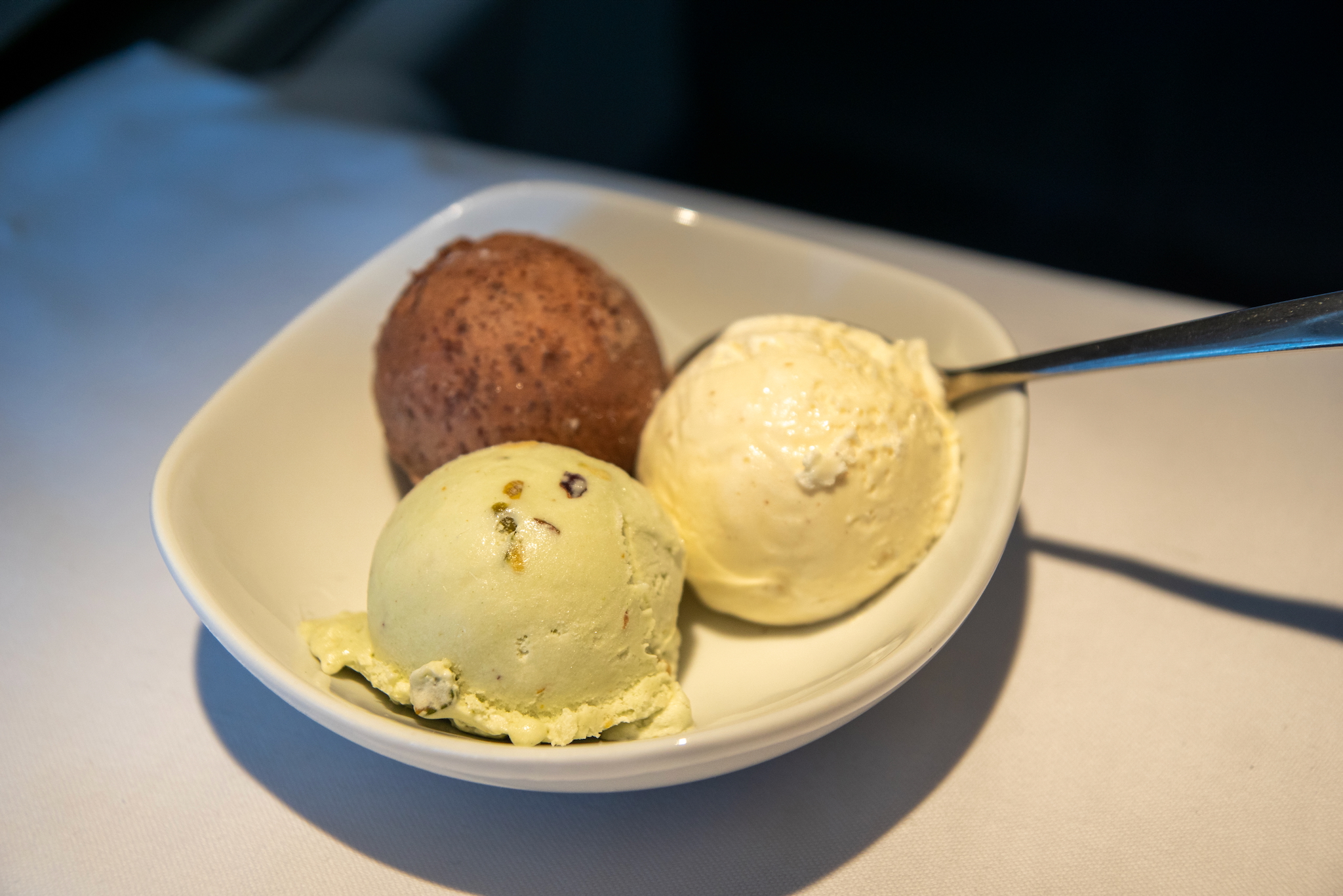 Air Canada Business Class im Airbus A330-300 nach Toronto 27 Dessert: sahniges Vanilleeis mit belgischer Knusperschokolade und Pistazien