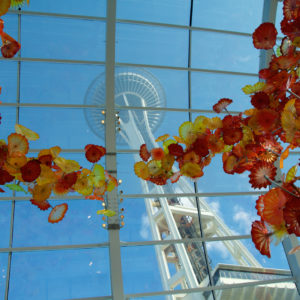 "Glass House" im Chihuly Garden and Glas Museum mit der Space Needle im Hintergrund