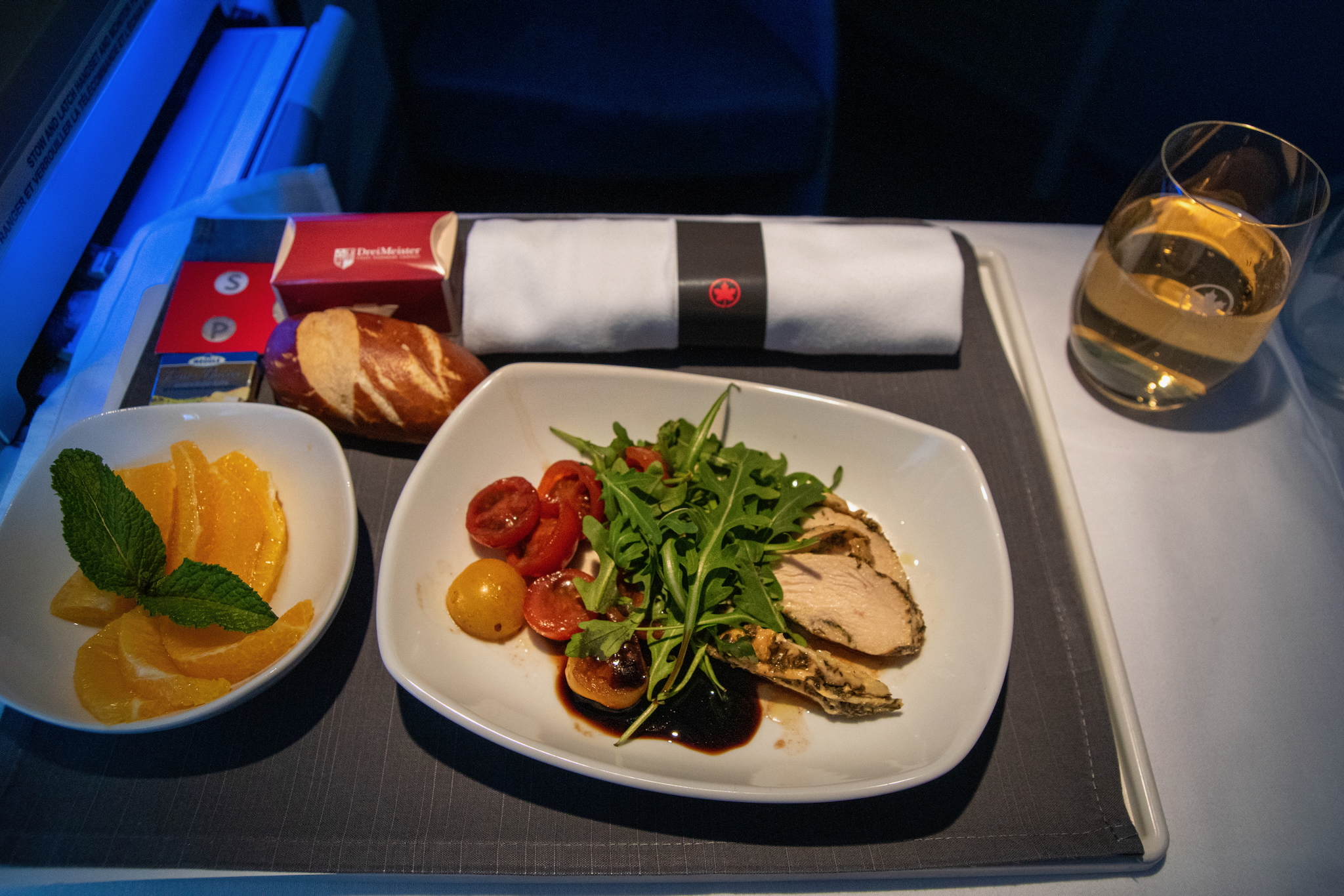 Air Canada Business Class im Airbus A330-300 nach Toronto 28 Leichte Mahlzeit: kalte Platte mit Limone-Thymian-Hühnchen, Kirschtomaten-Salat und Rucola