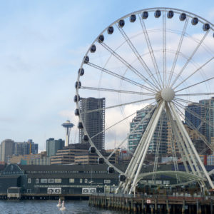 Riesenrad, Seattle Aquarium und Space Needle im Hintergrund