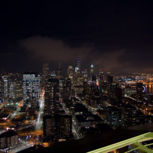 Seattle bei Nacht von der Aussichtsplattform der Space Needle