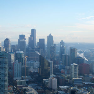 Skyline von Seattle Downtown und Mount Rainier im Hintergrund