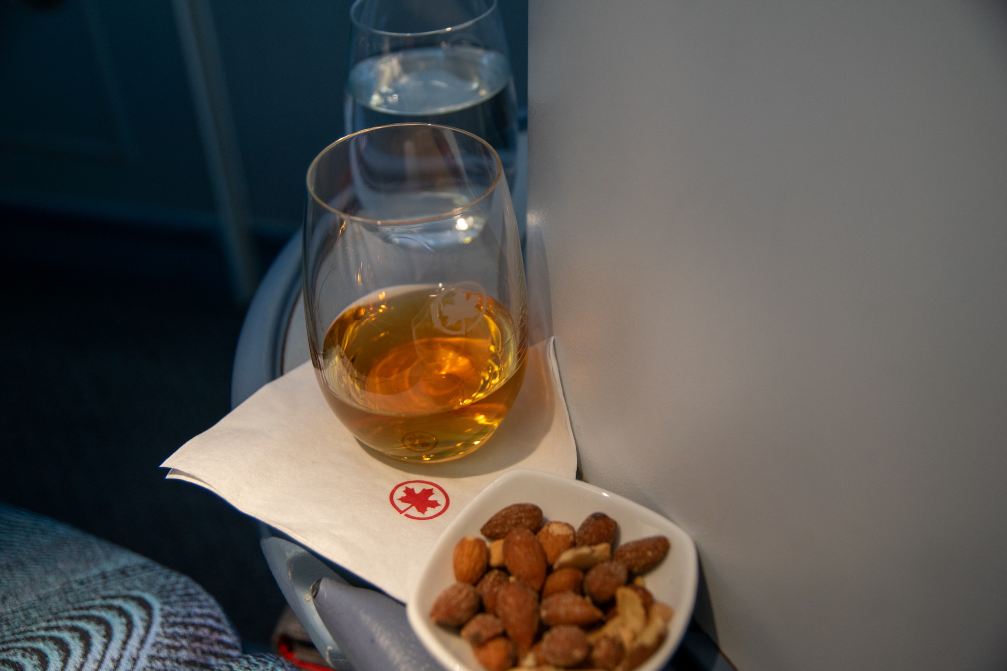 Air Canada Business Class im Airbus A330-300 nach Toronto 24 Welcome Drink: Johnnie Walker Black Label mit Mandeln