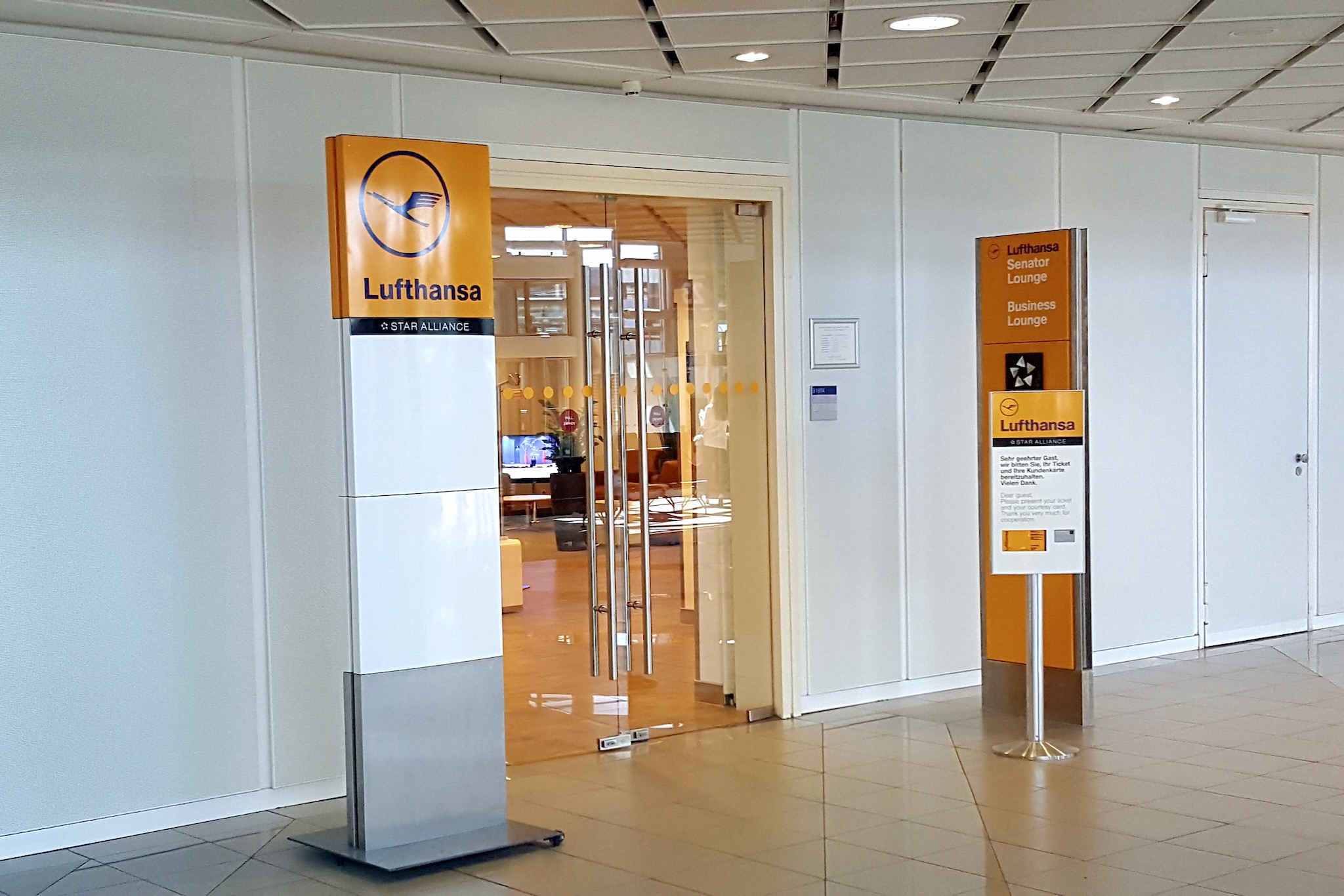 Eingang zur Lufthansa Business Lounge am Flughafen Leipzig/Halle