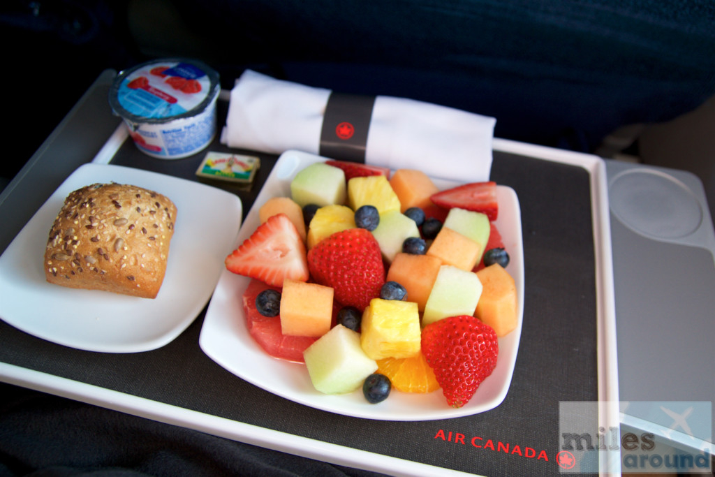 Frühstück in der Air Canada Business Class im Embraer ERJ-190