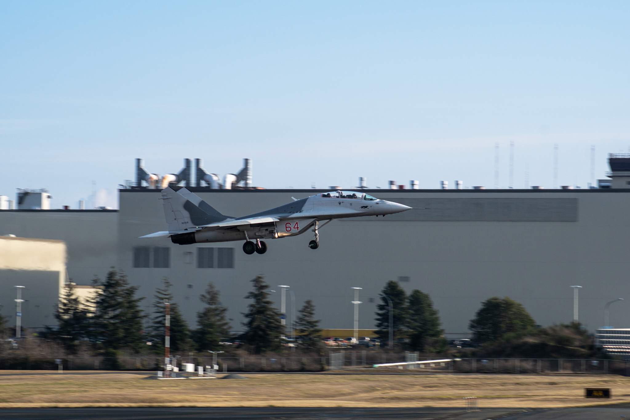 Planespotting am Boeing-Werk in Everett 21 VULCAN WARBIRDS INC MIG-29UB