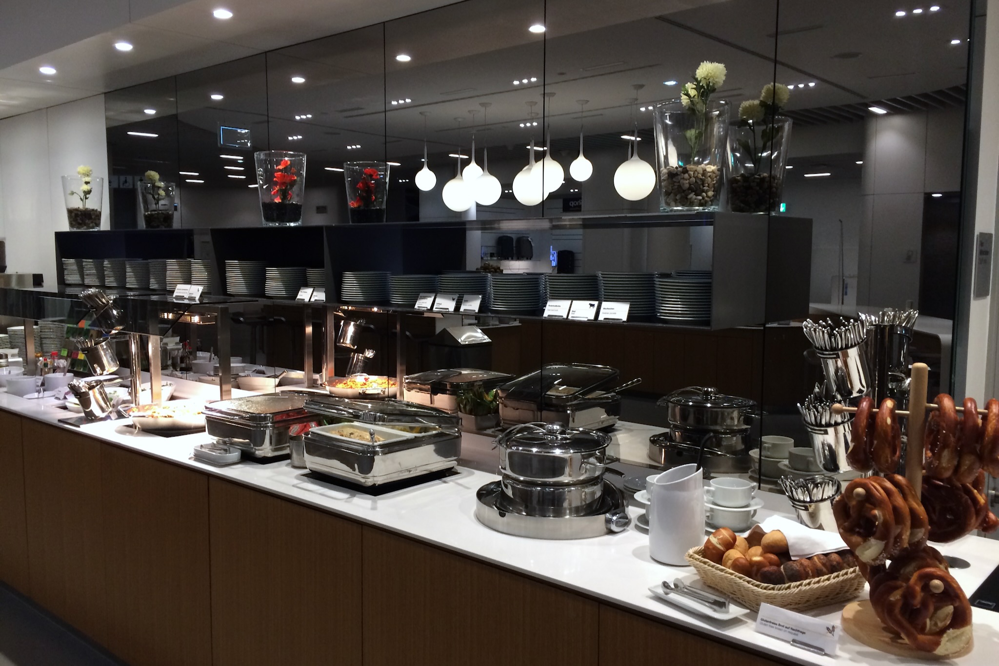 Lufthansa Senator Lounge A-Gates Frankfurt 24 Angebot an warmen Speisen