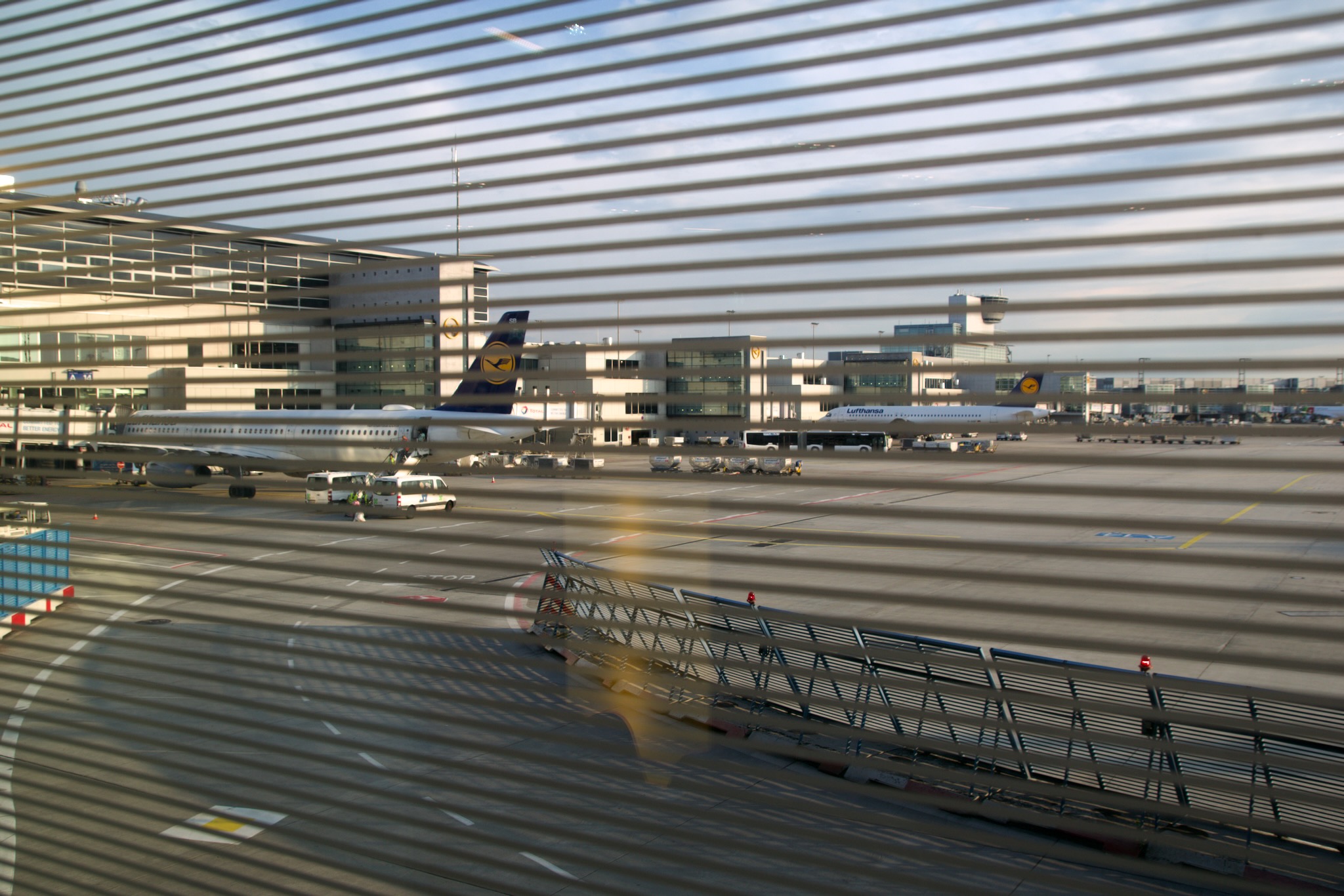 Lufthansa Senator Lounge A-Gates Frankfurt 23 Blick auf das Vorfeld