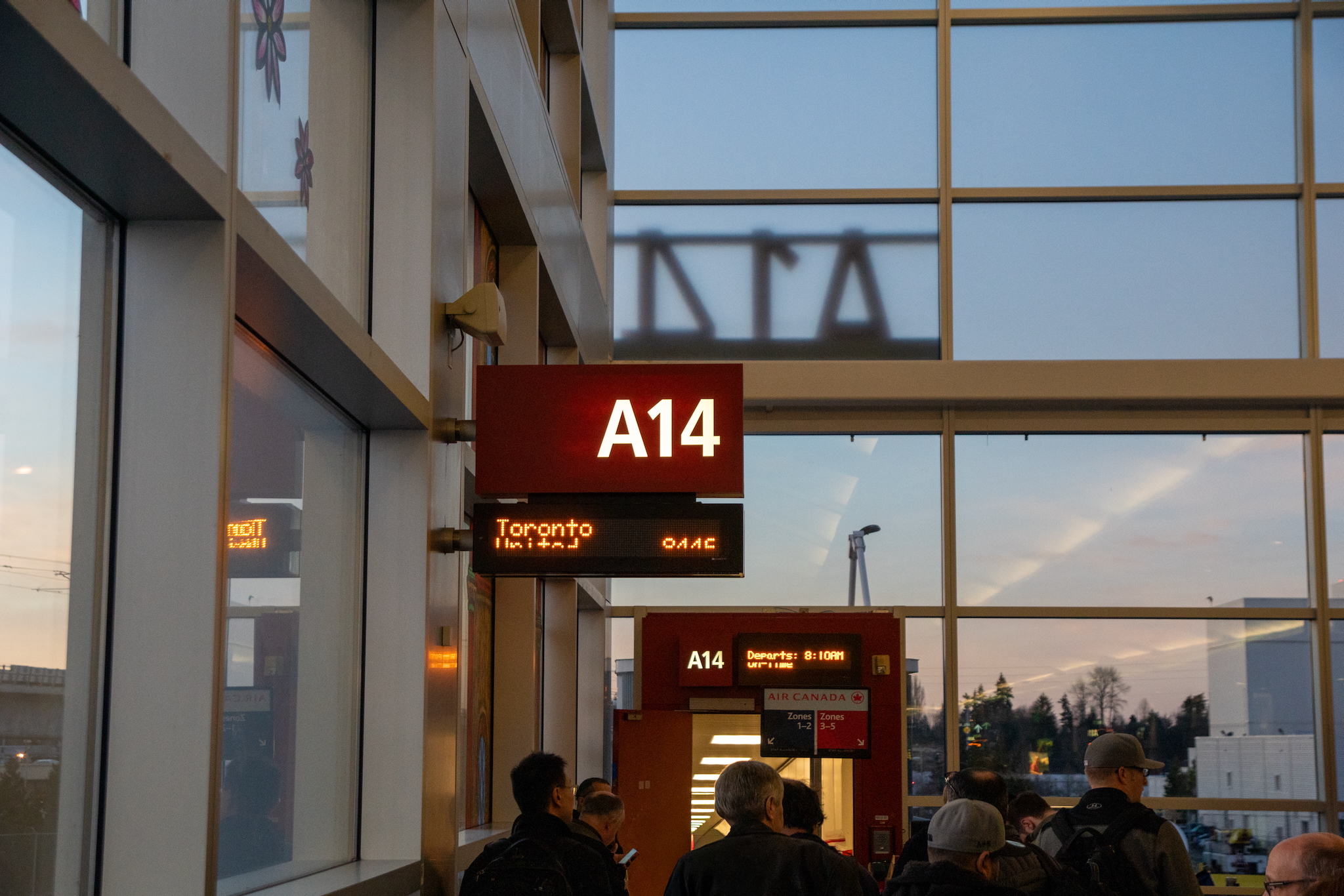 Air Canada Business Class im Embraer ERJ-190 nach Toronto 14 Boarding am Gate A14