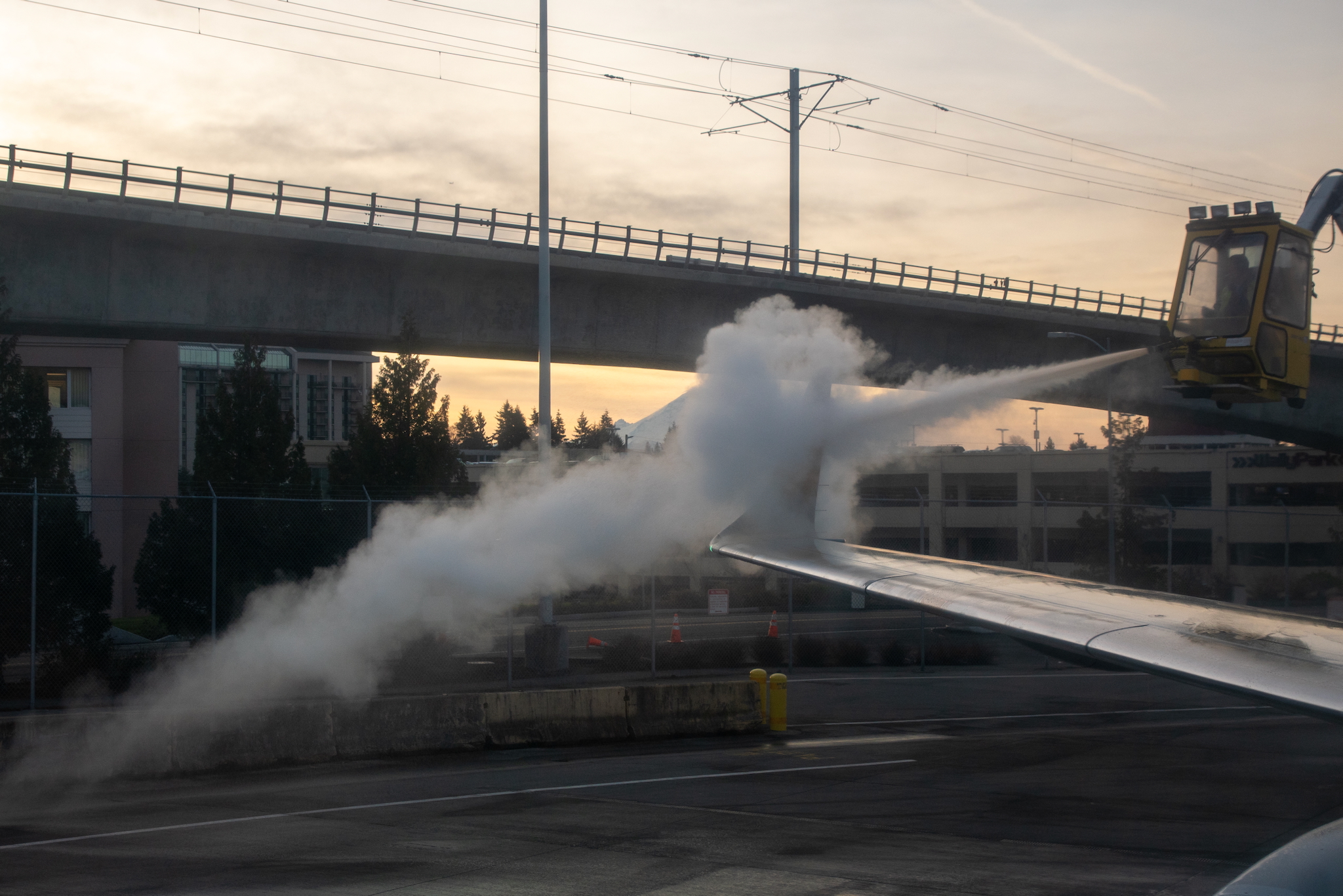 Air Canada Business Class im Embraer ERJ-190 nach Toronto 15 Enteisen am Flughafen Seattle