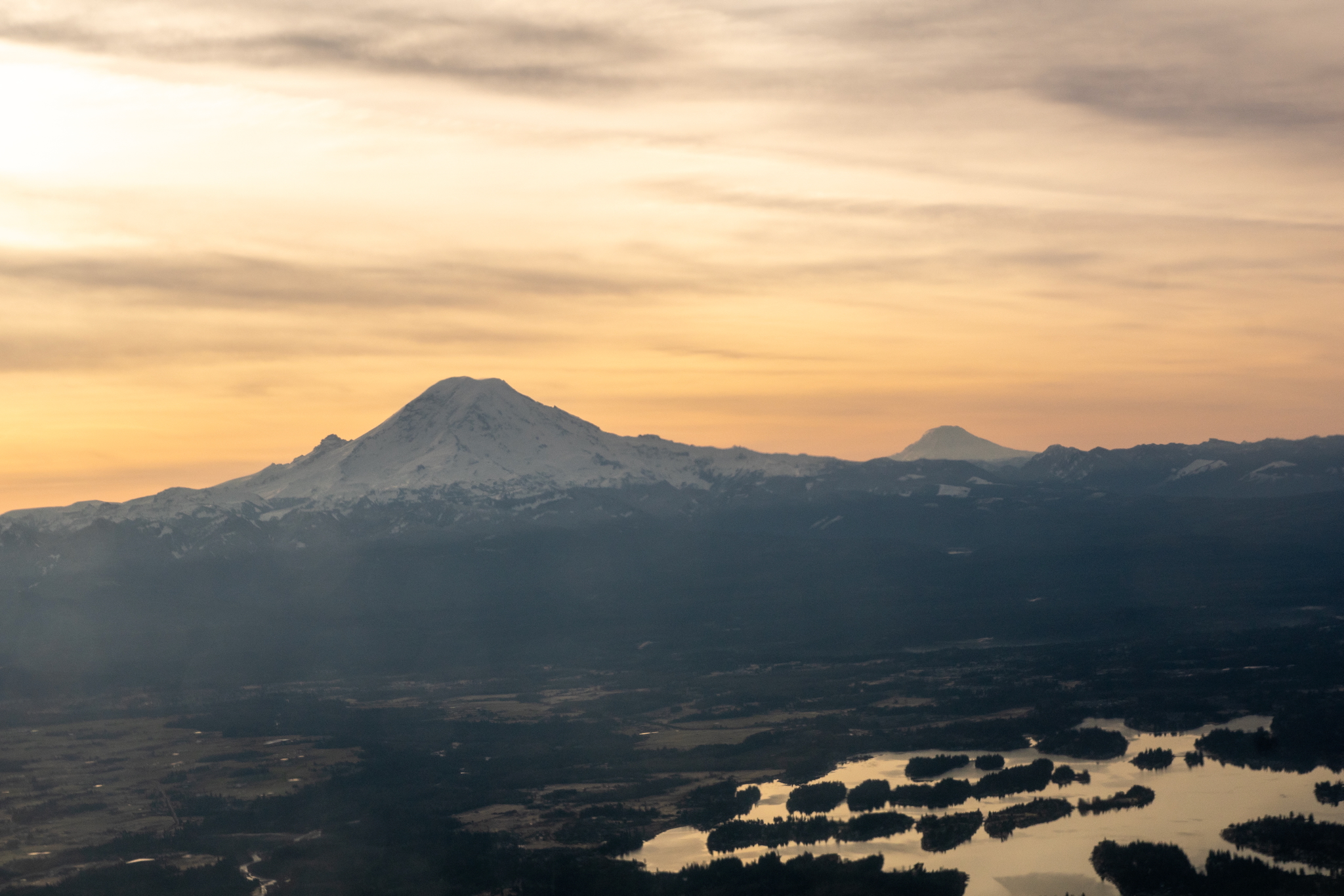 Air Canada Business Class im Embraer ERJ-190 nach Toronto 16 Mount Rainier bei Sonnenaufgang