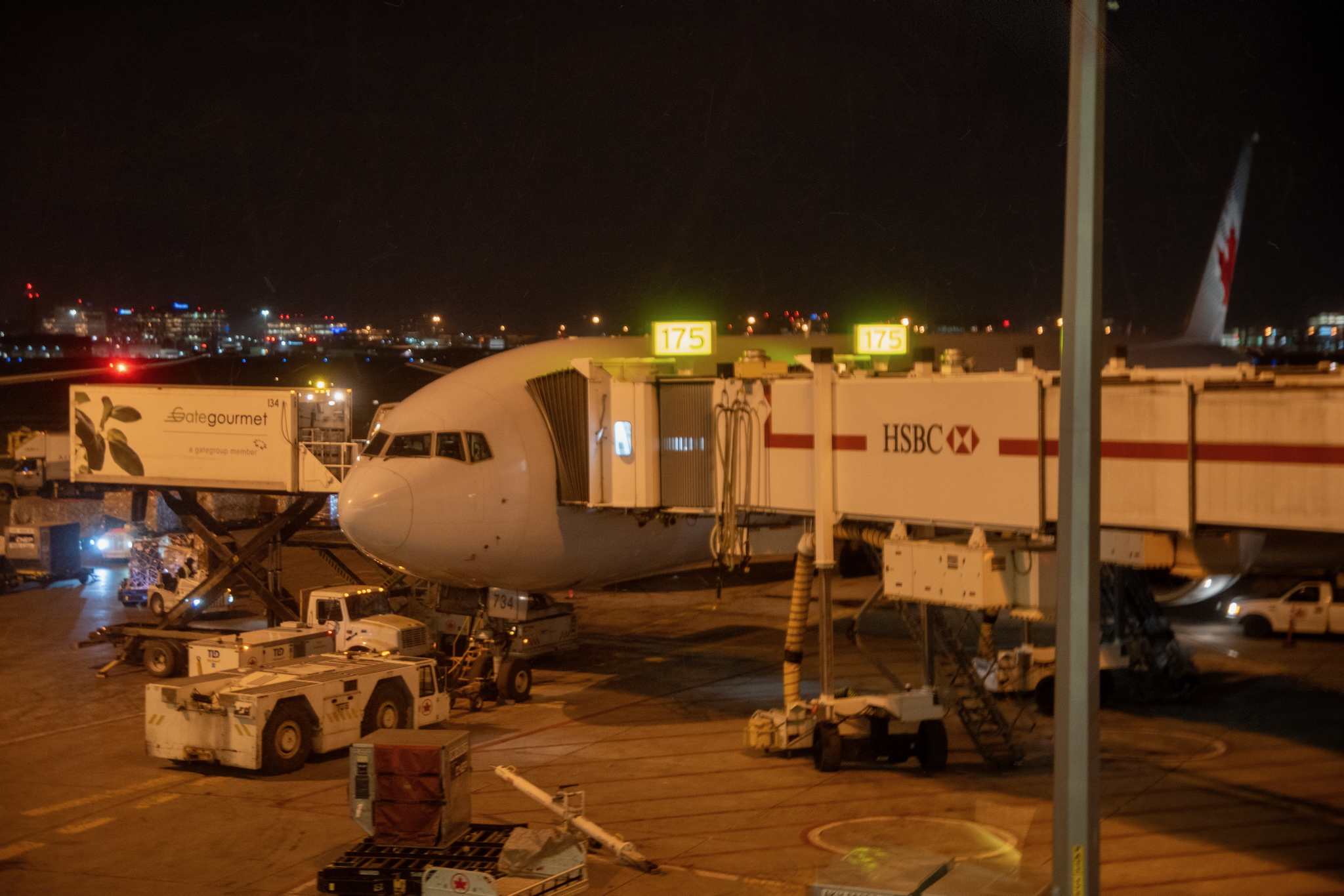 Air Canada Business Class Boeing 777-300ER nach London – Erfahrungsbericht mit Sitzempfehlung, Service und Essen 14 Air Canada Boeing 777-300ER at the gate in Toronto
