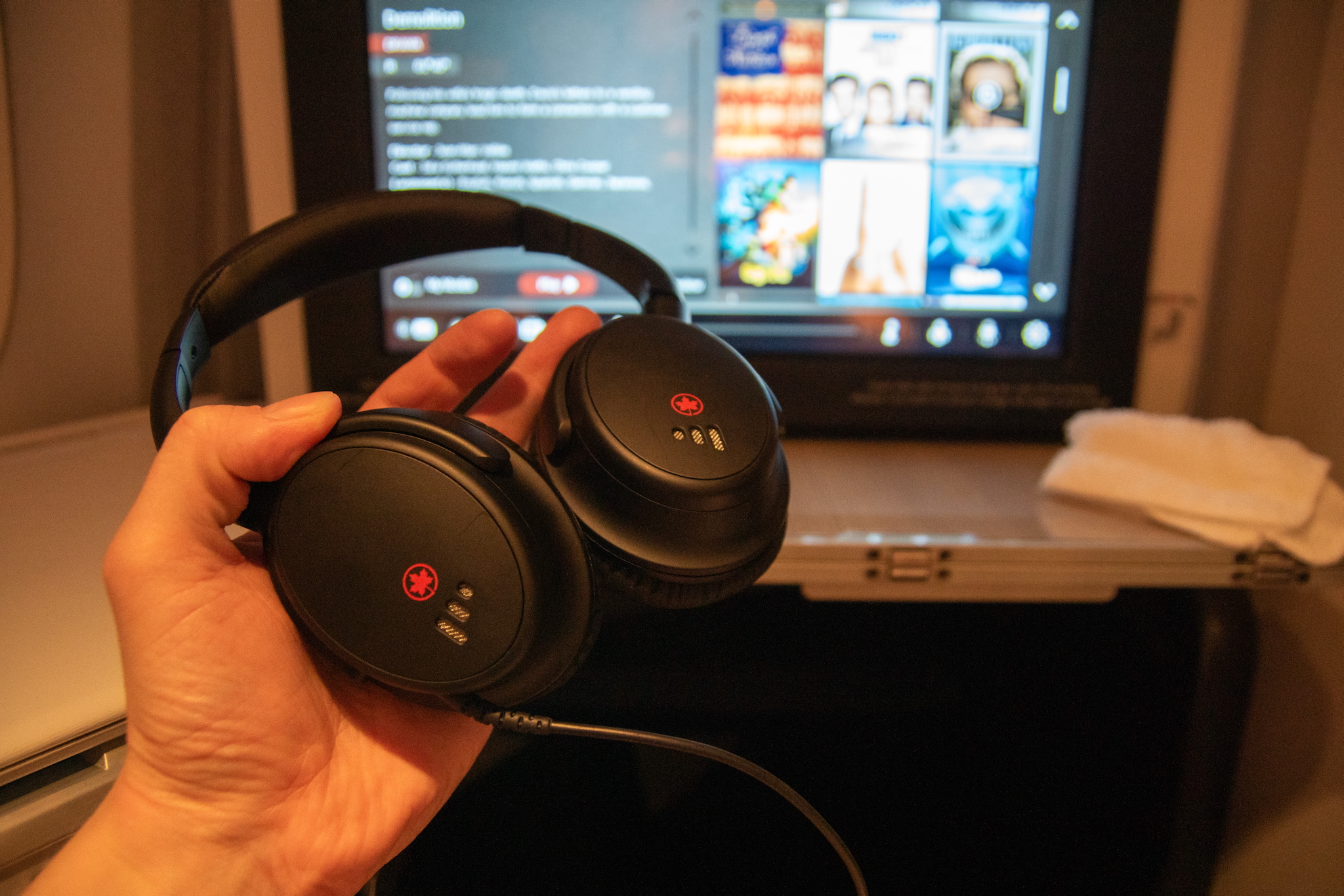 Air Canada Business Class Boeing 777-300ER nach London – Erfahrungsbericht mit Sitzempfehlung, Service und Essen 28 Air Canada noise-canceling headphones