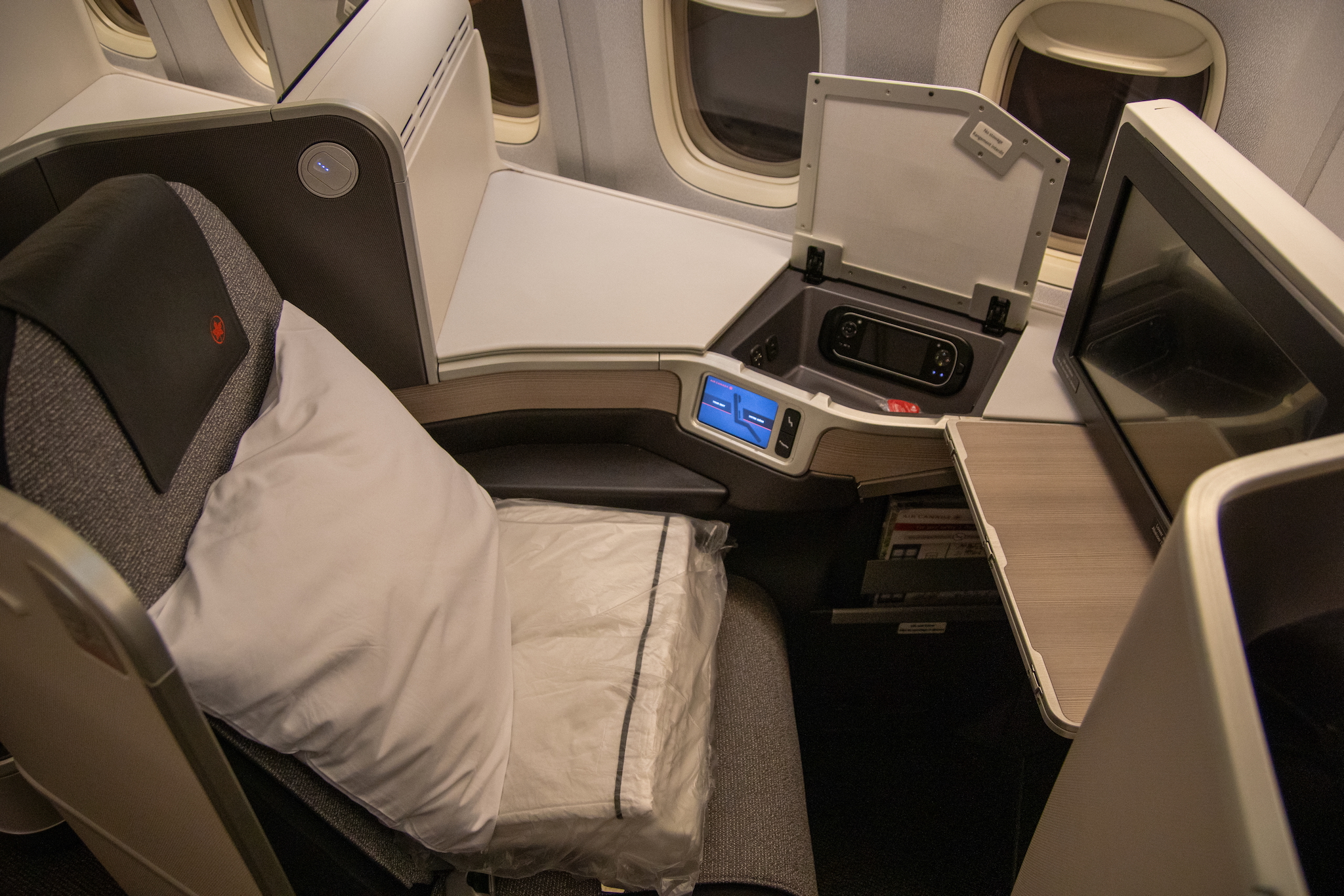 Air Canada Business Class Boeing 777-300ER nach London – Erfahrungsbericht mit Sitzempfehlung, Service und Essen 18 Air Canada "Executive Pod" business class seat