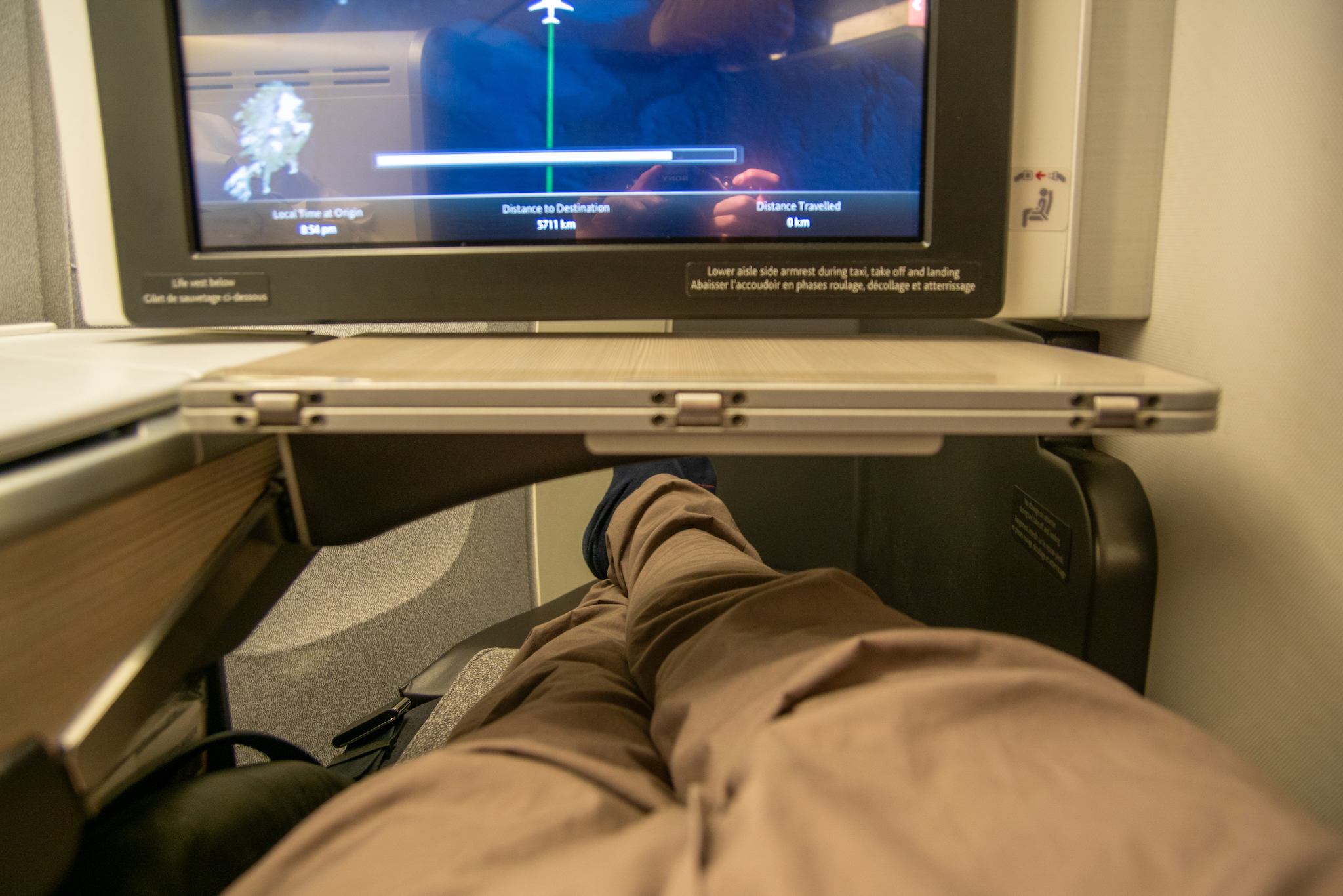 Air Canada Business Class Boeing 777-300ER nach London – Erfahrungsbericht mit Sitzempfehlung, Service und Essen 24 Ausreichend Fußraum