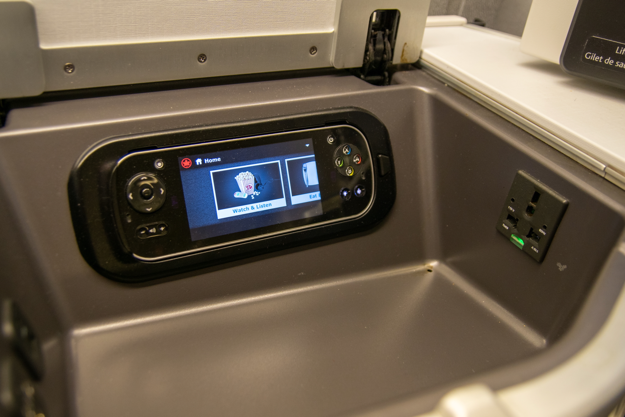 Air Canada Business Class Boeing 777-300ER nach London – Erfahrungsbericht mit Sitzempfehlung, Service und Essen 19 Operating the entertainment system and power outlets