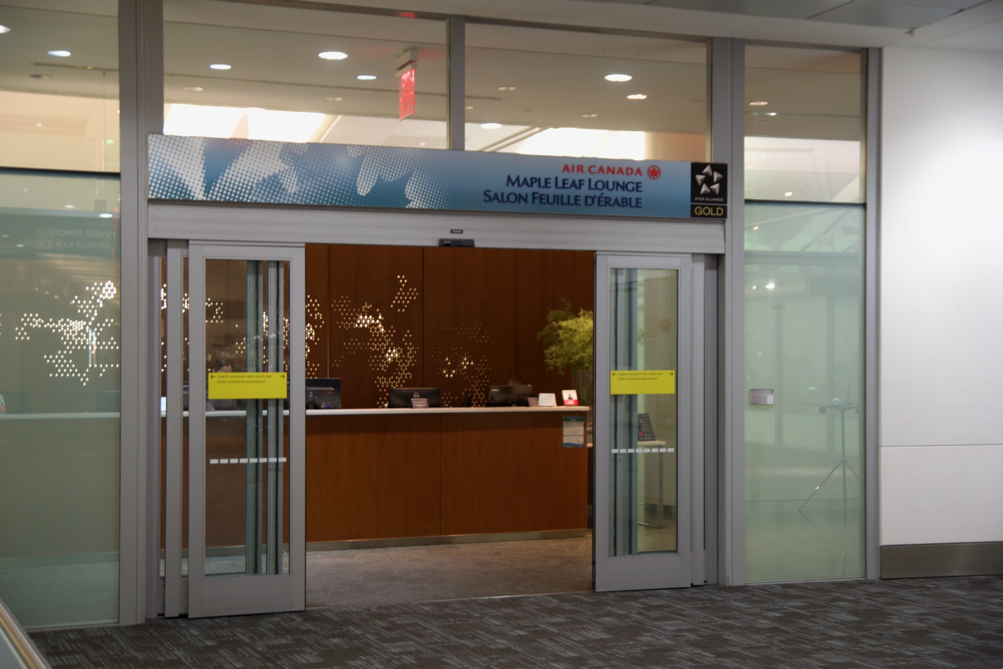 Eingang der Air Canada Maple Leaf Lounge Toronto International