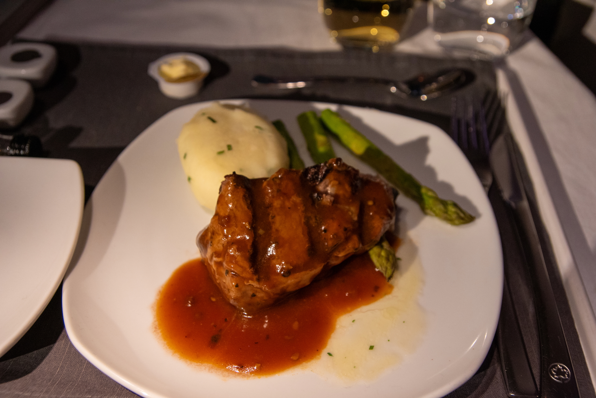 Air Canada Business Class Boeing 777-300ER nach London – Erfahrungsbericht mit Sitzempfehlung, Service und Essen 33 Gegrillte Rinderfilet mit Pfeffersoße, Kartoffelpüree und grünem Spargel