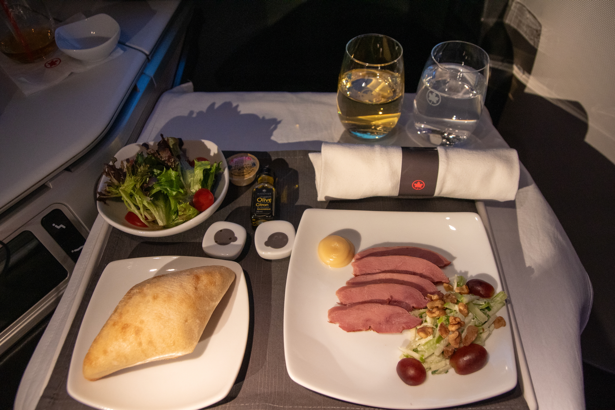 Air Canada Business Class Boeing 777-300ER nach London – Erfahrungsbericht mit Sitzempfehlung, Service und Essen 32 Geräucherte Entenbrust an einem Waldorfsalat
