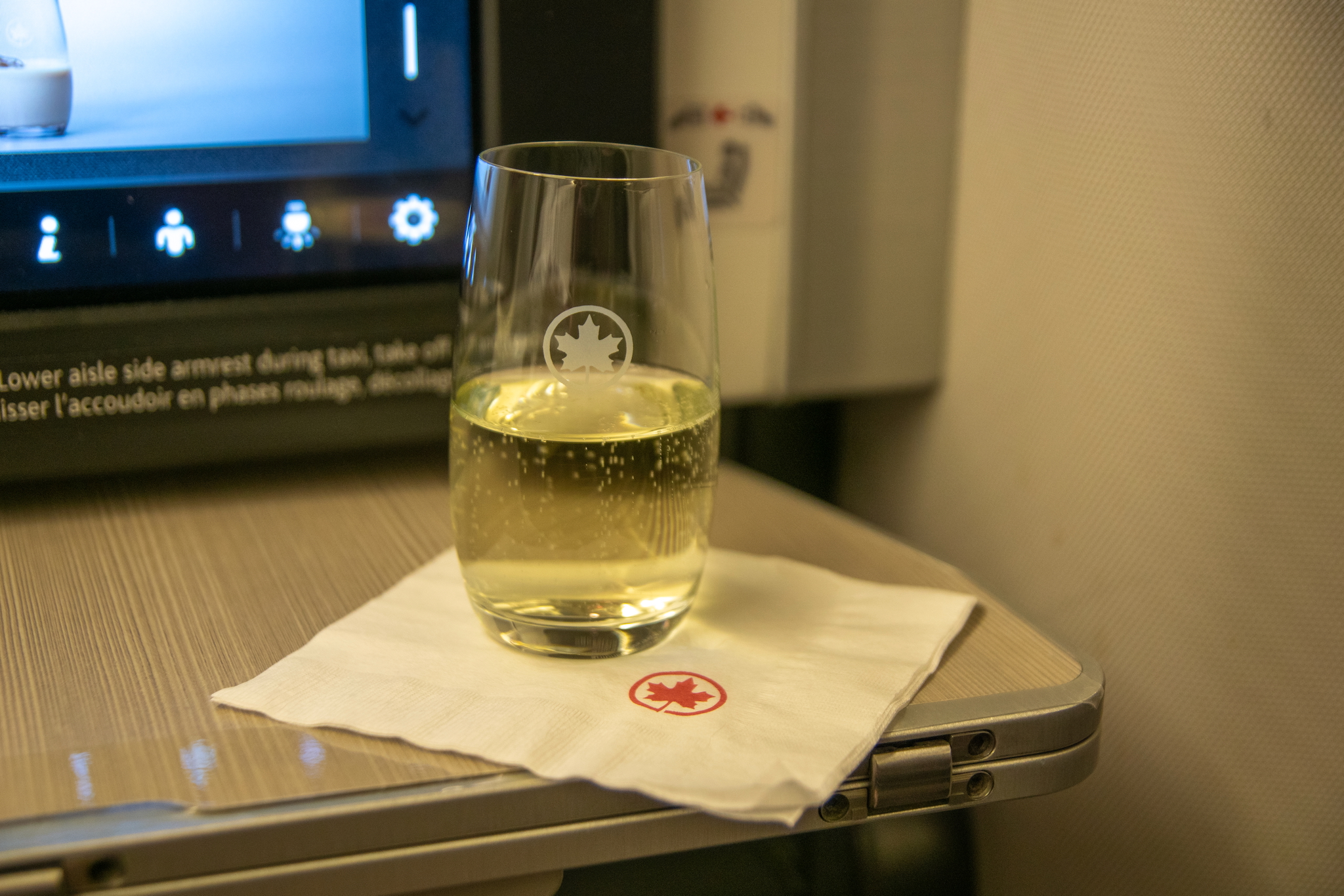 Air Canada Business Class Boeing 777-300ER nach London – Erfahrungsbericht mit Sitzempfehlung, Service und Essen 29 Glass of the excellent Drappier Champagne