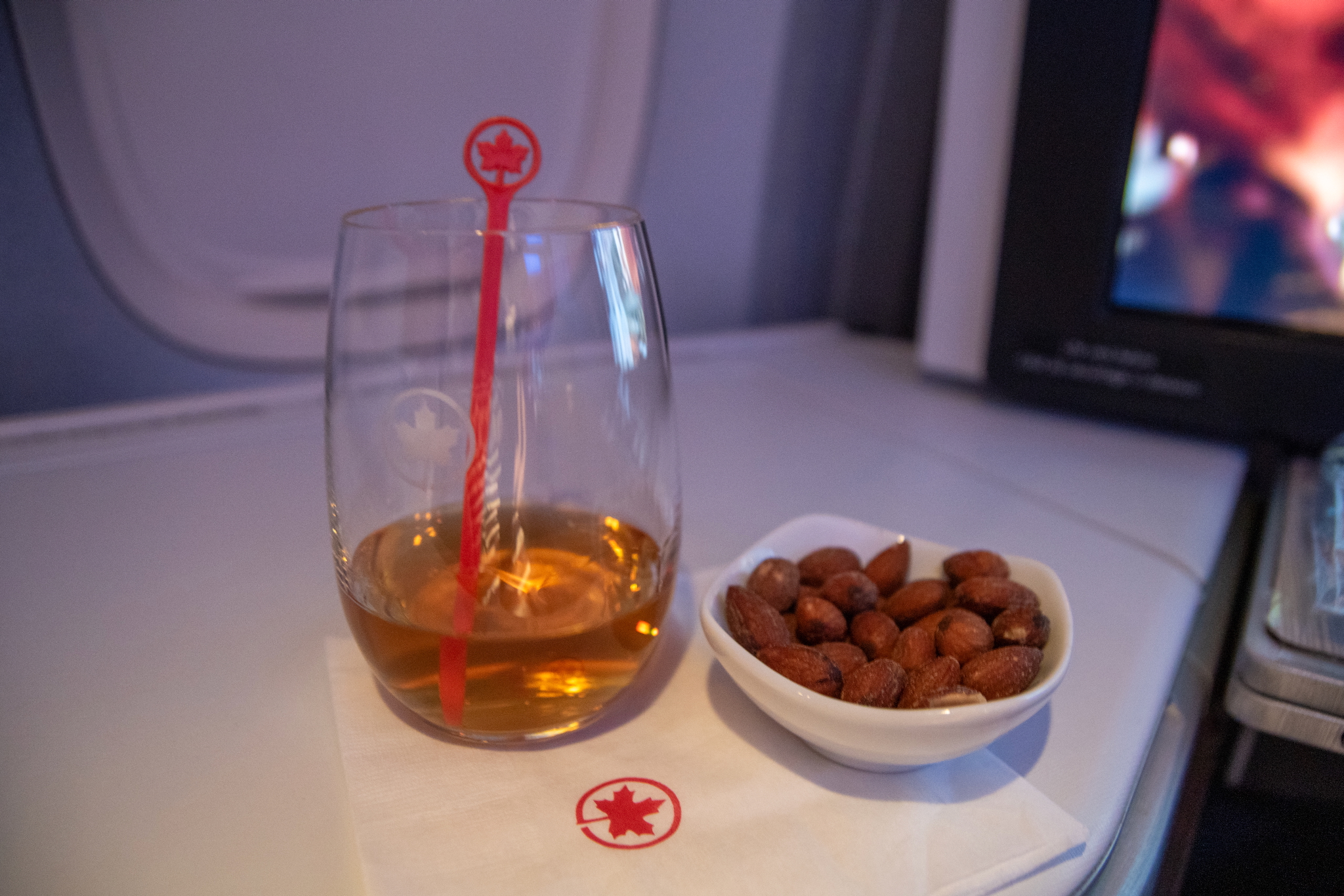 Air Canada Business Class Boeing 777-300ER nach London – Erfahrungsbericht mit Sitzempfehlung, Service und Essen 31 Warmen Nussmischung und ein Johnnie Walker Black Label Scotch Whisky
