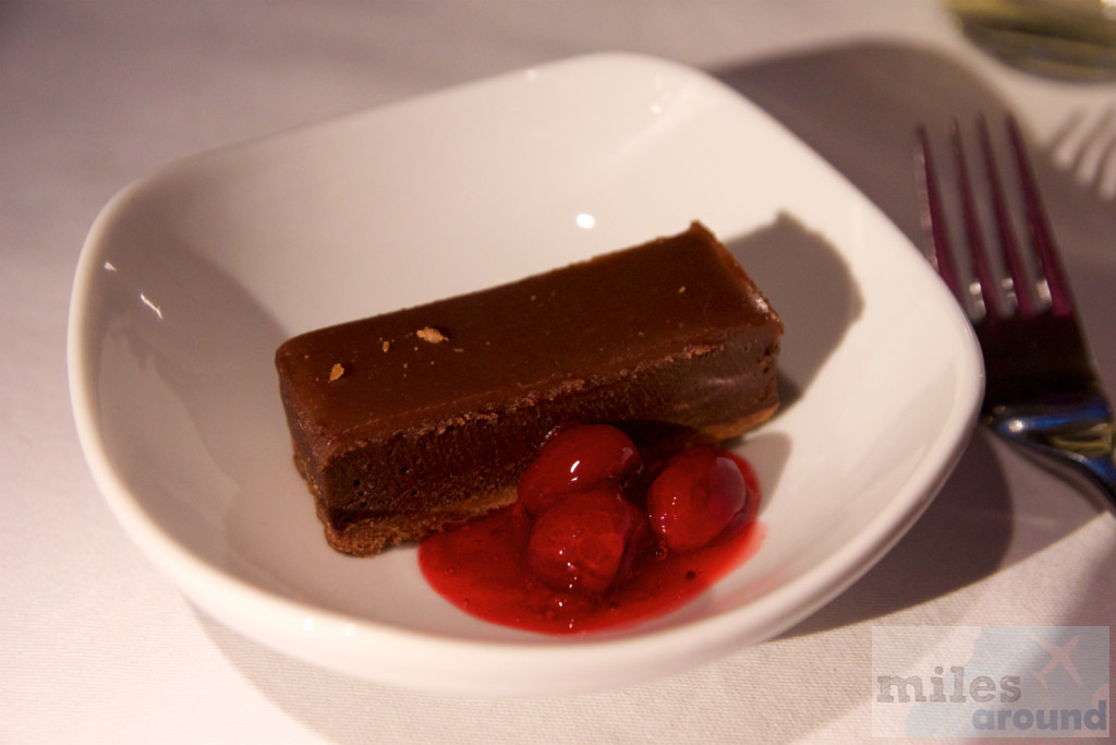 Zartbitterschokoladenfondant mit Haselnuss-Nougat und Preiselbeer-Himbeer-Kompott