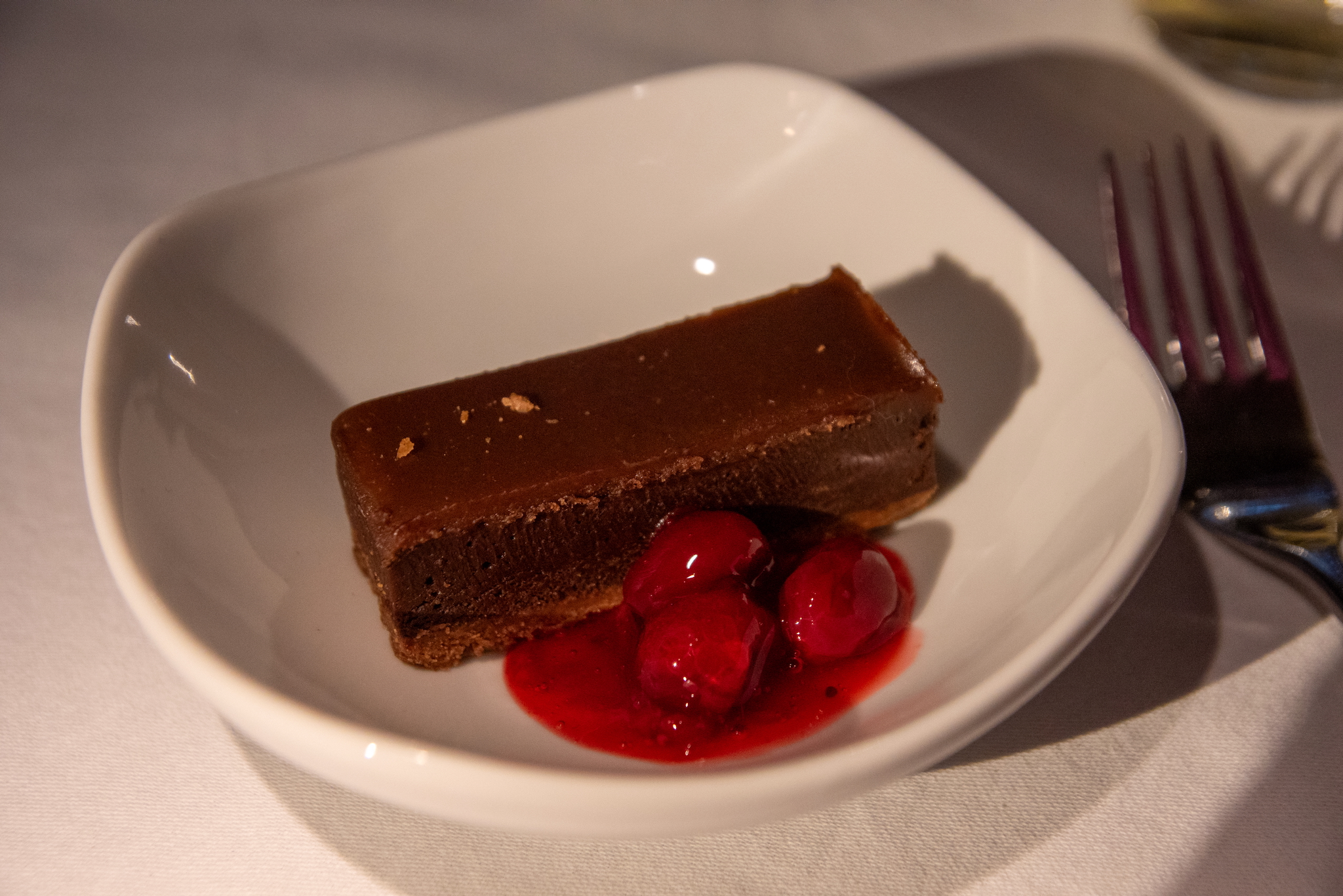Air Canada Business Class Boeing 777-300ER nach London – Erfahrungsbericht mit Sitzempfehlung, Service und Essen 34 Dark chocolate fondant with hazelnut nougat and cranberry-raspberry compote