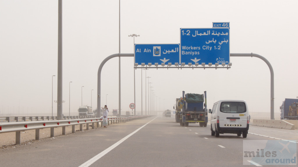 breite Autobahnen durch die Wüste