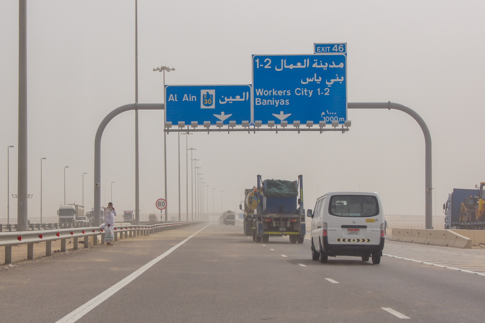 Breite Autobahnen durch die Wüste