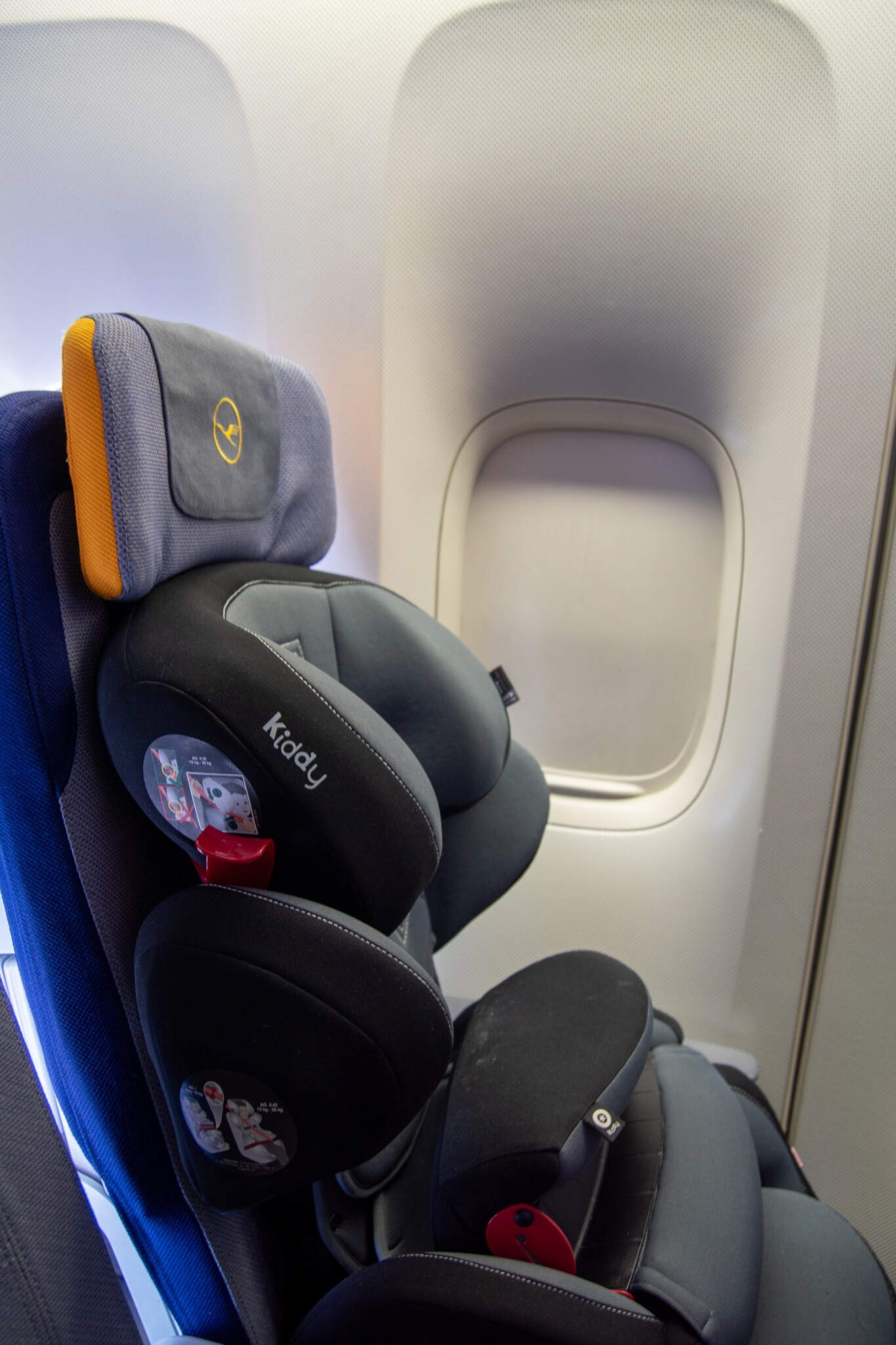 Unser Kindersitz auf einem Lufthansa Economy Class Sitz