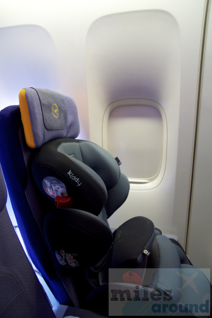 Unser Kindersitz auf einem Lufthansa Economy Class Sitz