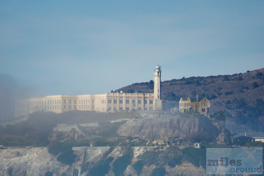 Blick auf das im Nebel liegende Alcatraz