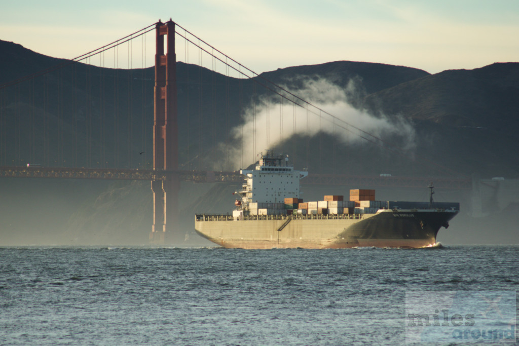 Containerschiff passiert die Golden Gate Bridge