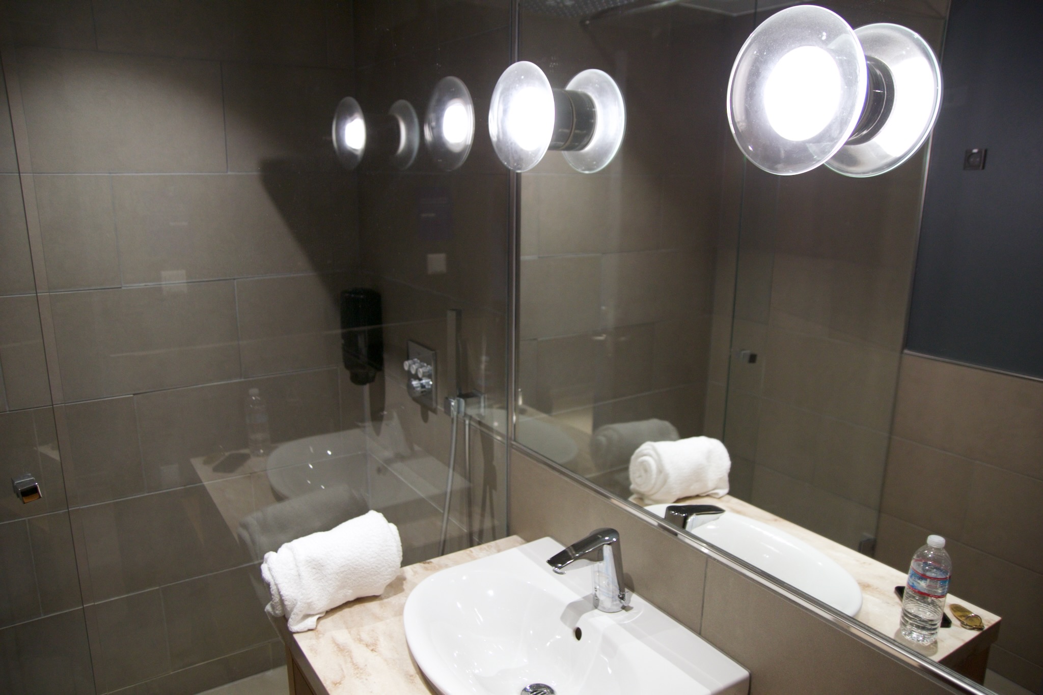 Dusche in der SAS Business Lounge Kopenhagen