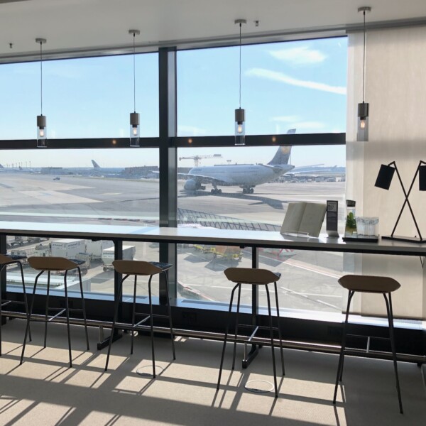 Blick auf das Vorfeld aus der Lufthansa Panorama Lounge Frankfurt