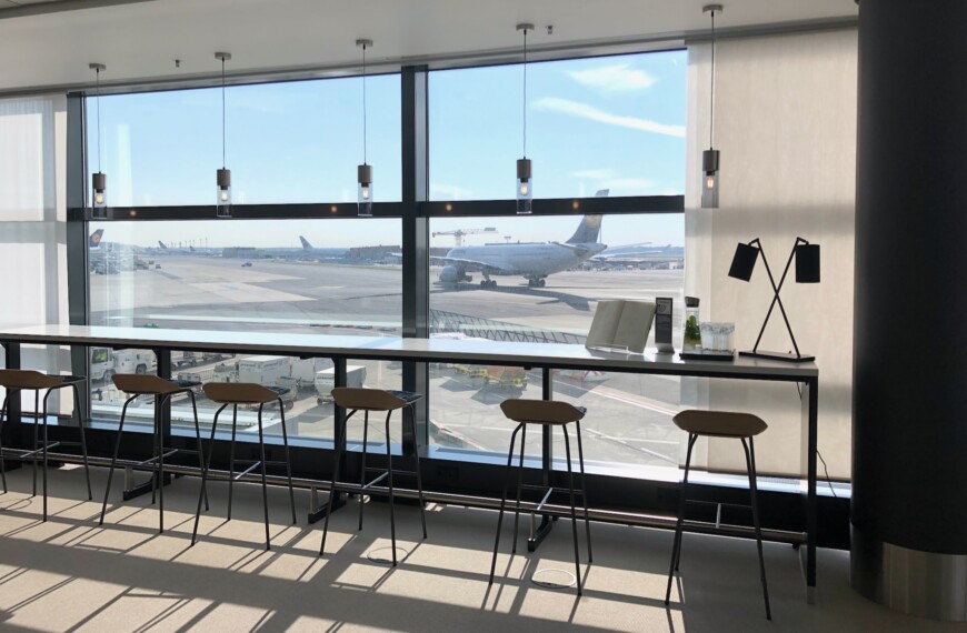 Blick auf das Vorfeld aus der Lufthansa Panorama Lounge Frankfurt