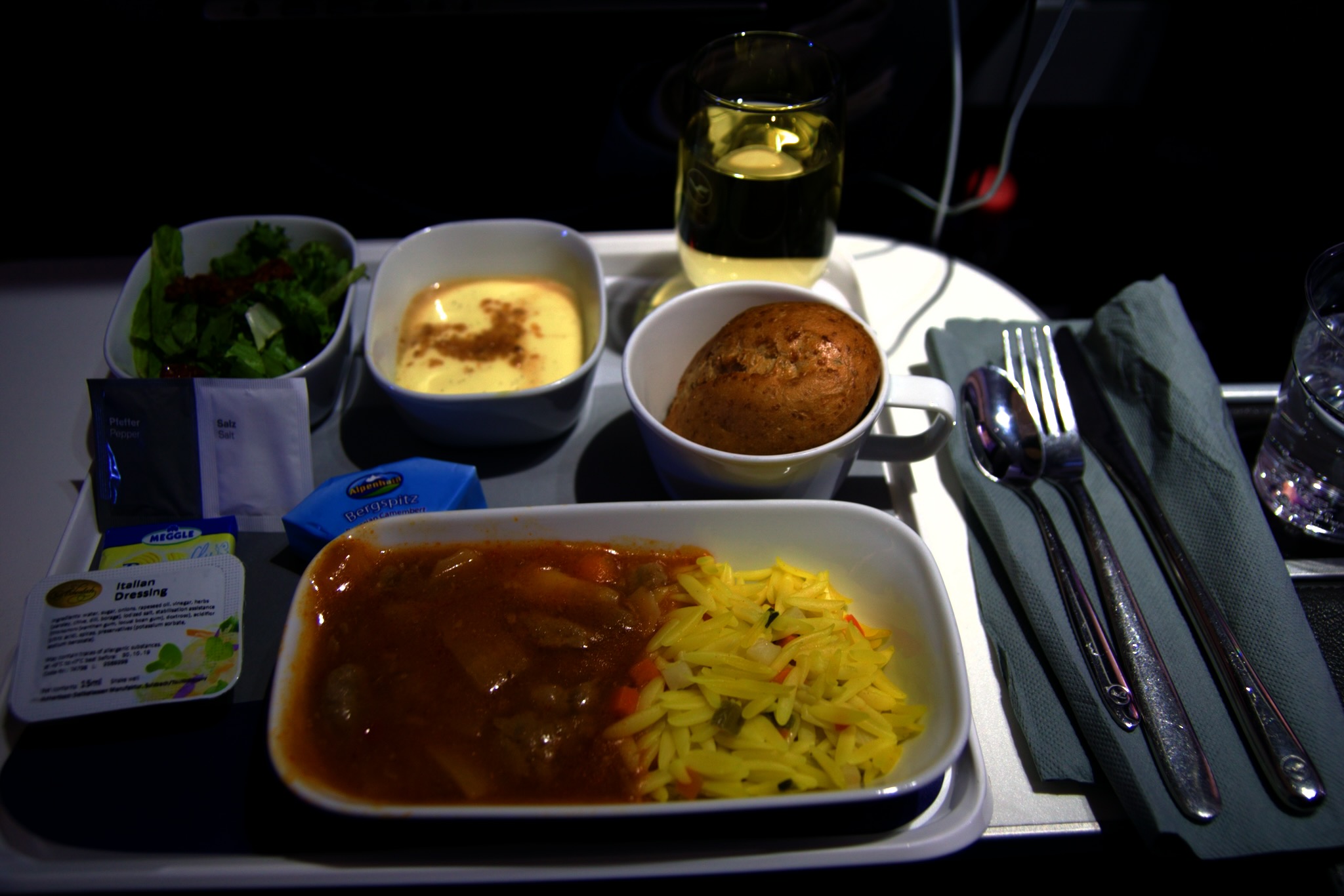 Essen in der Lufthansa Premium Economy - Rindfleischstreifen in süß-saurer Sauce auf Orzo Risoni mit Gemüsewürfeln