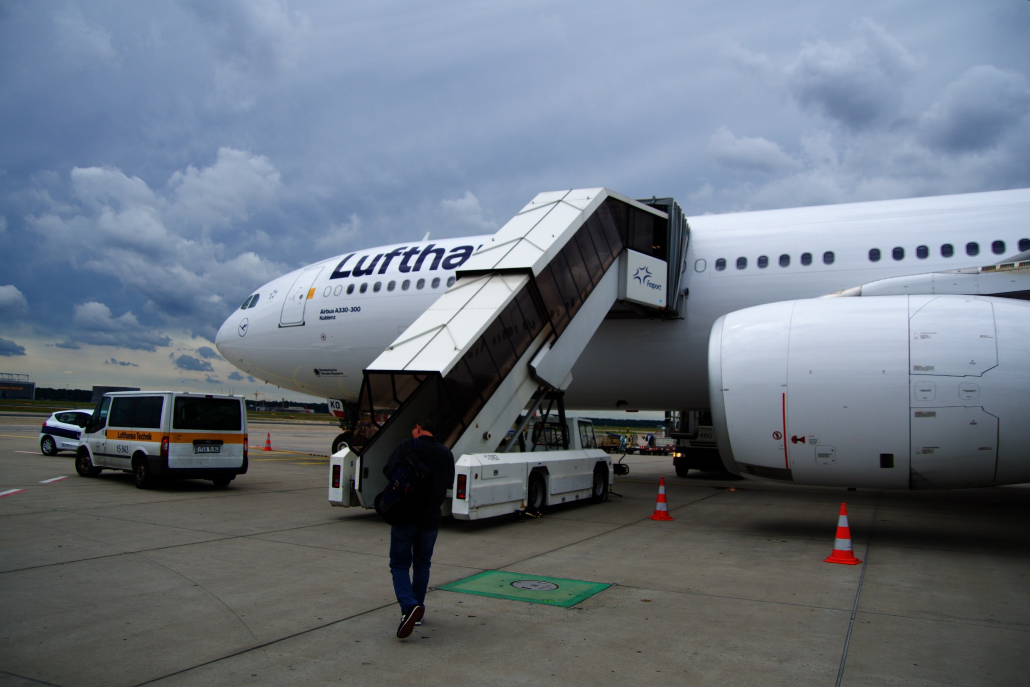 Lufthansa Airbus A330-300 (Registrierung D-AIKO) auf dem Vorfeld
