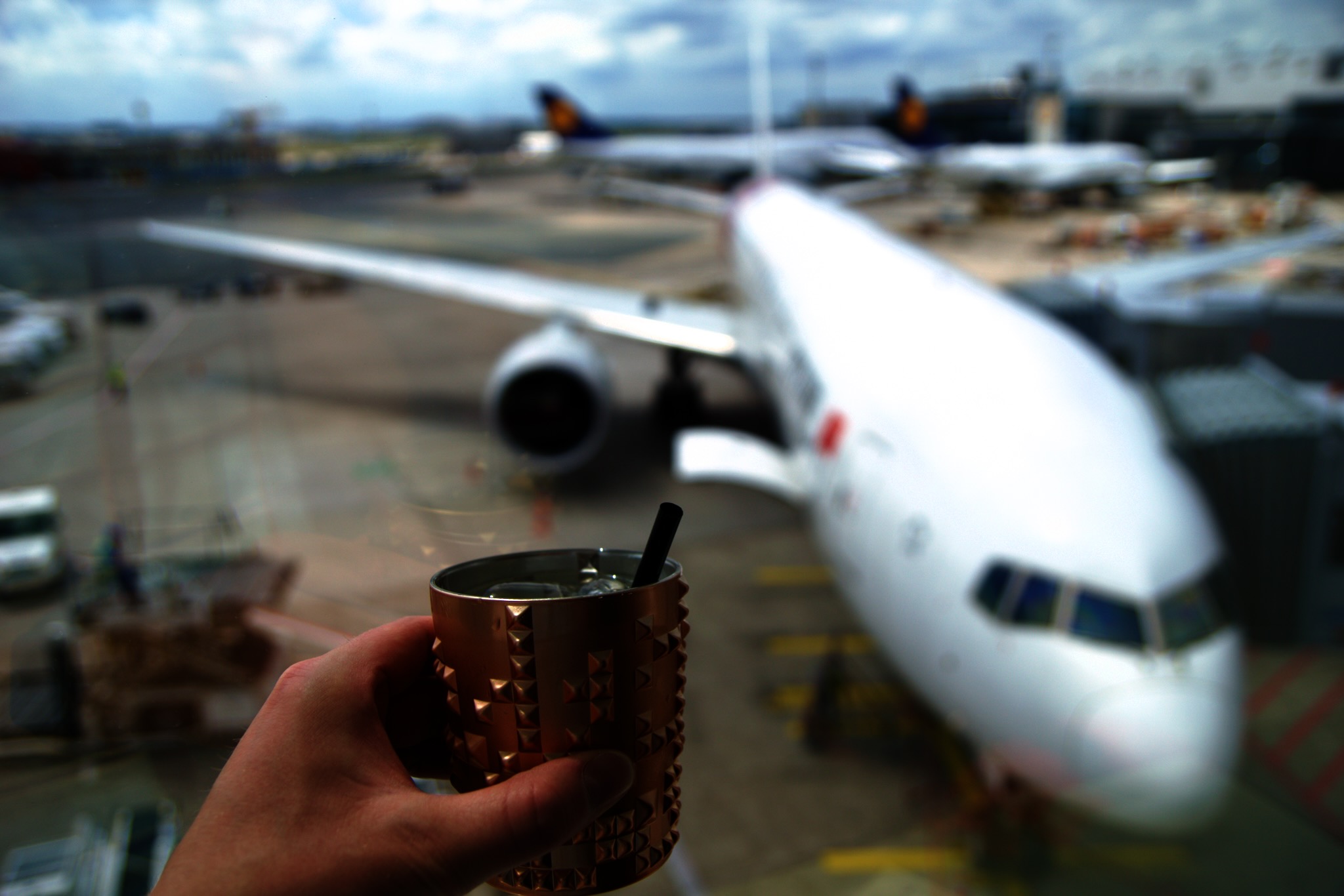 Moscow Mule mit Aussicht auf das Vorfeld in Frankfurt