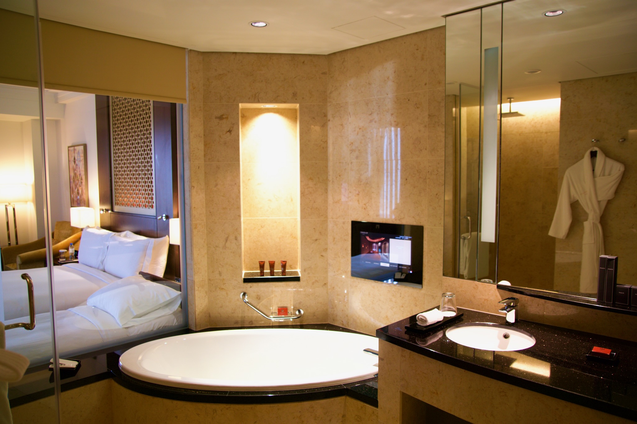 Badezimmer im King Deluxe Corner Room im Conrad Dubai