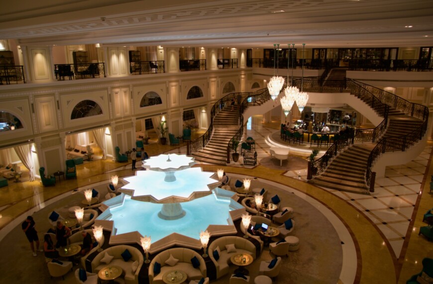 Lobby-Bar “Peacock Alley” im Waldorf Astoria Ras al Khaimah