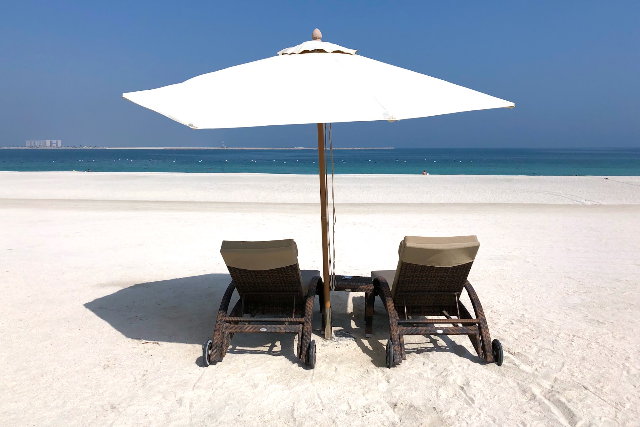 Weißer Sandstrand des Waldorf Astoria Ras al Khaimah