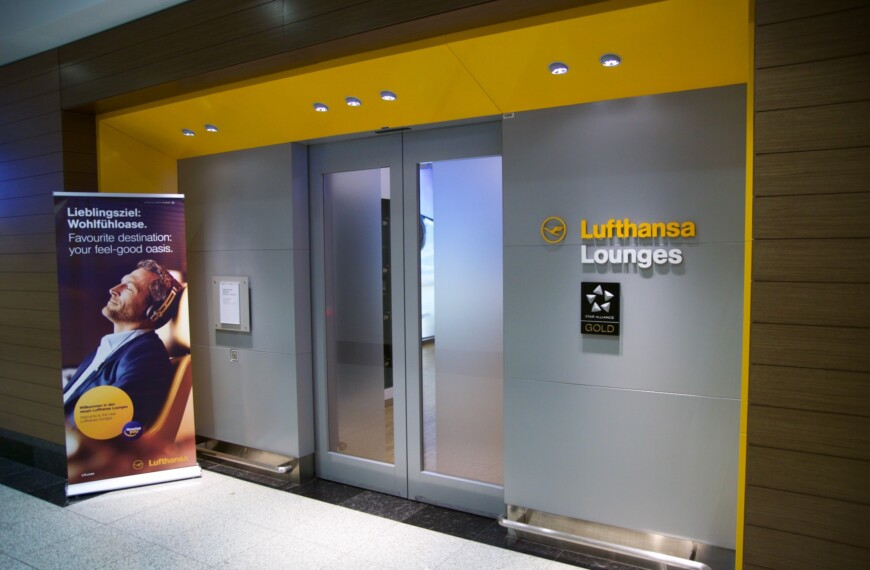 Eingang zu den Lufthansa Lounges am Flughafen Dubai
