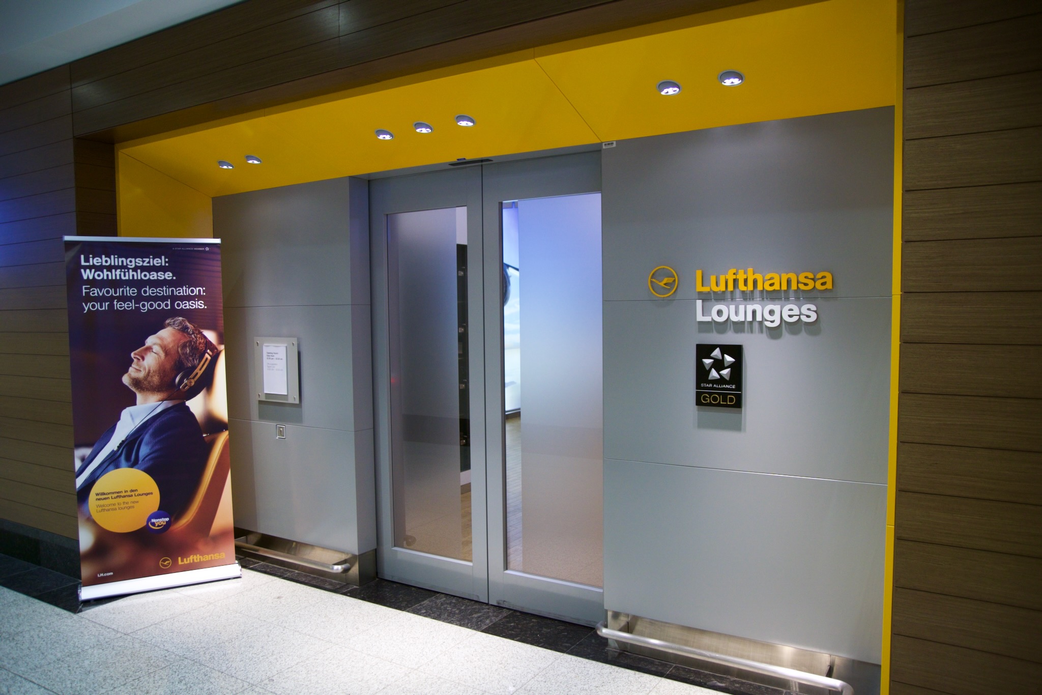 Eingang zu den Lufthansa Lounges am Flughafen Dubai