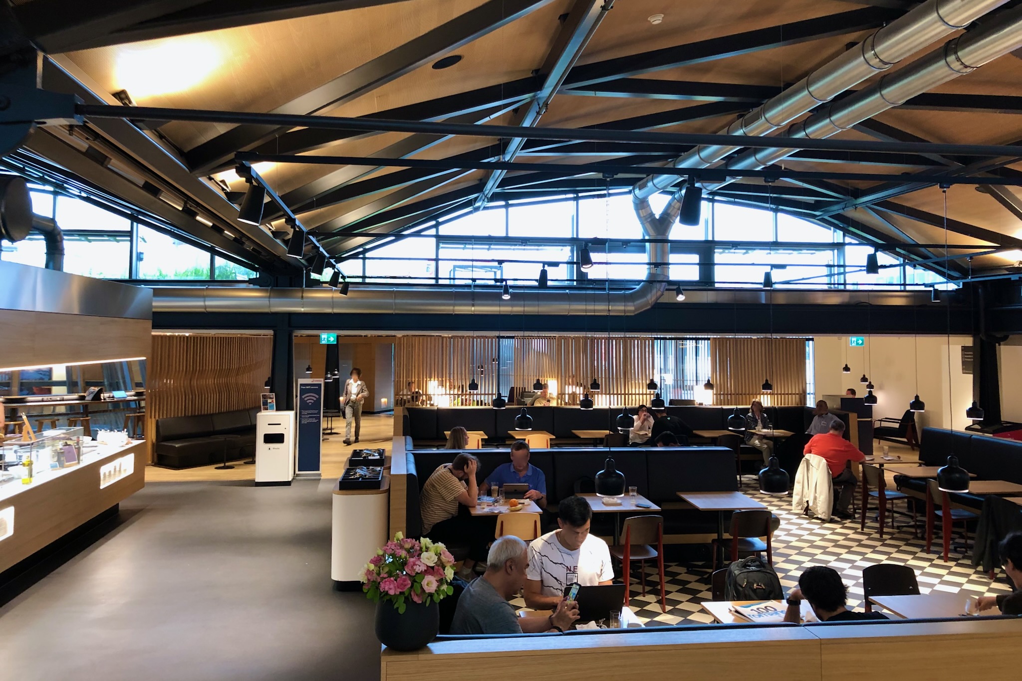 Restaurantbereich in der SWISS Senator Lounge