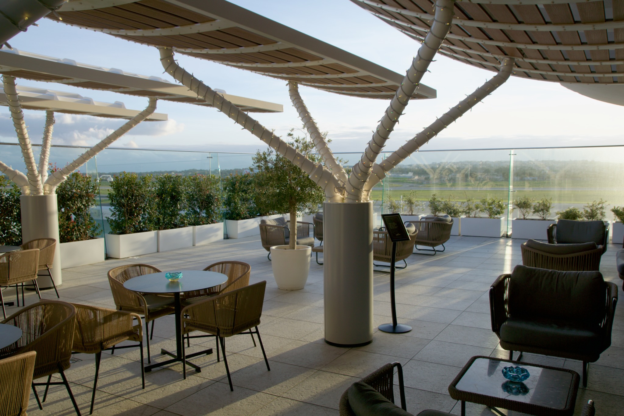 Außenterrasse vom La Valette Club Lounge am Flughafen Malta