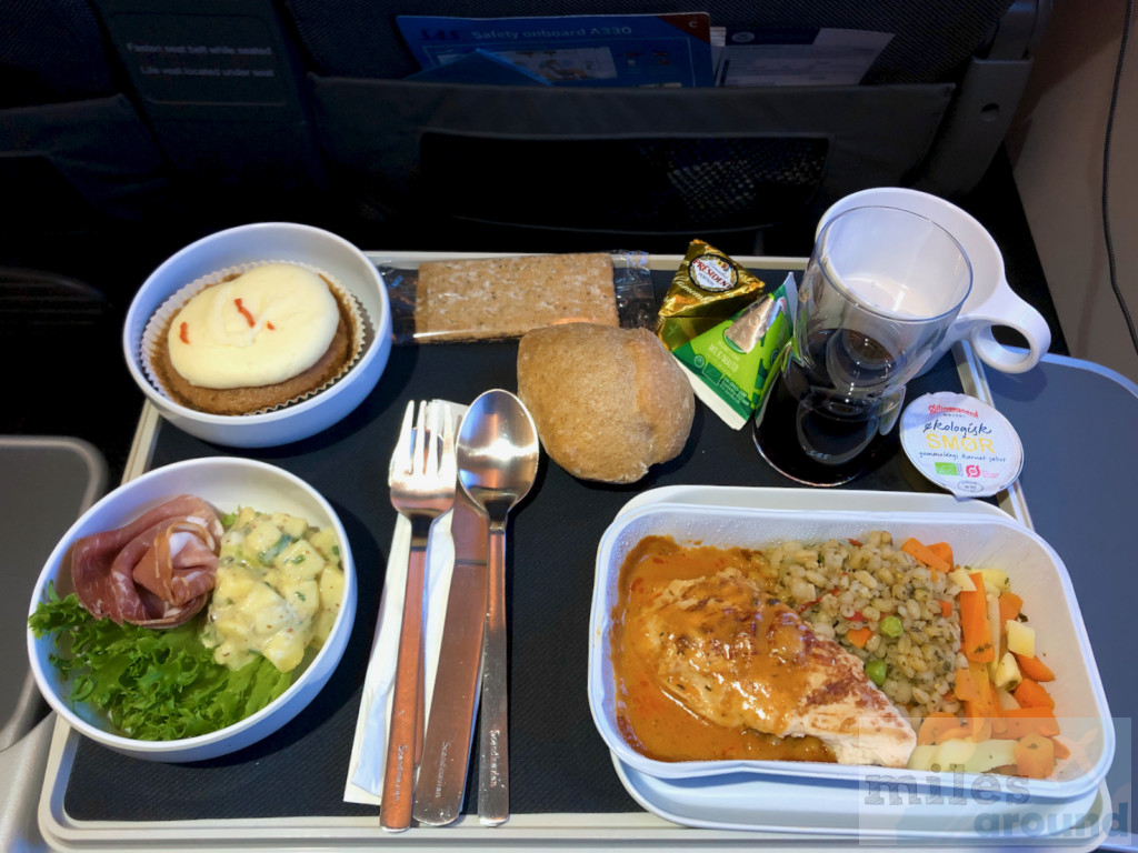 Warme Speise in der SAS Premium Economy