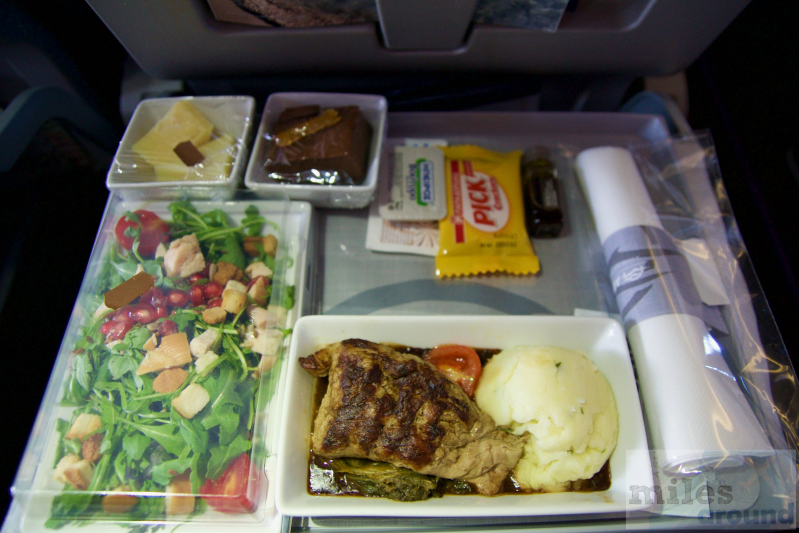 Aegean Business Class in der Airbus A321 nach Athen 21 Gegrilltes Kalbsfilet mit Kapernsauce, serviert mit Petersilienkartoffelpüree, sautiertem Spinat und Kirschtomaten-Confit