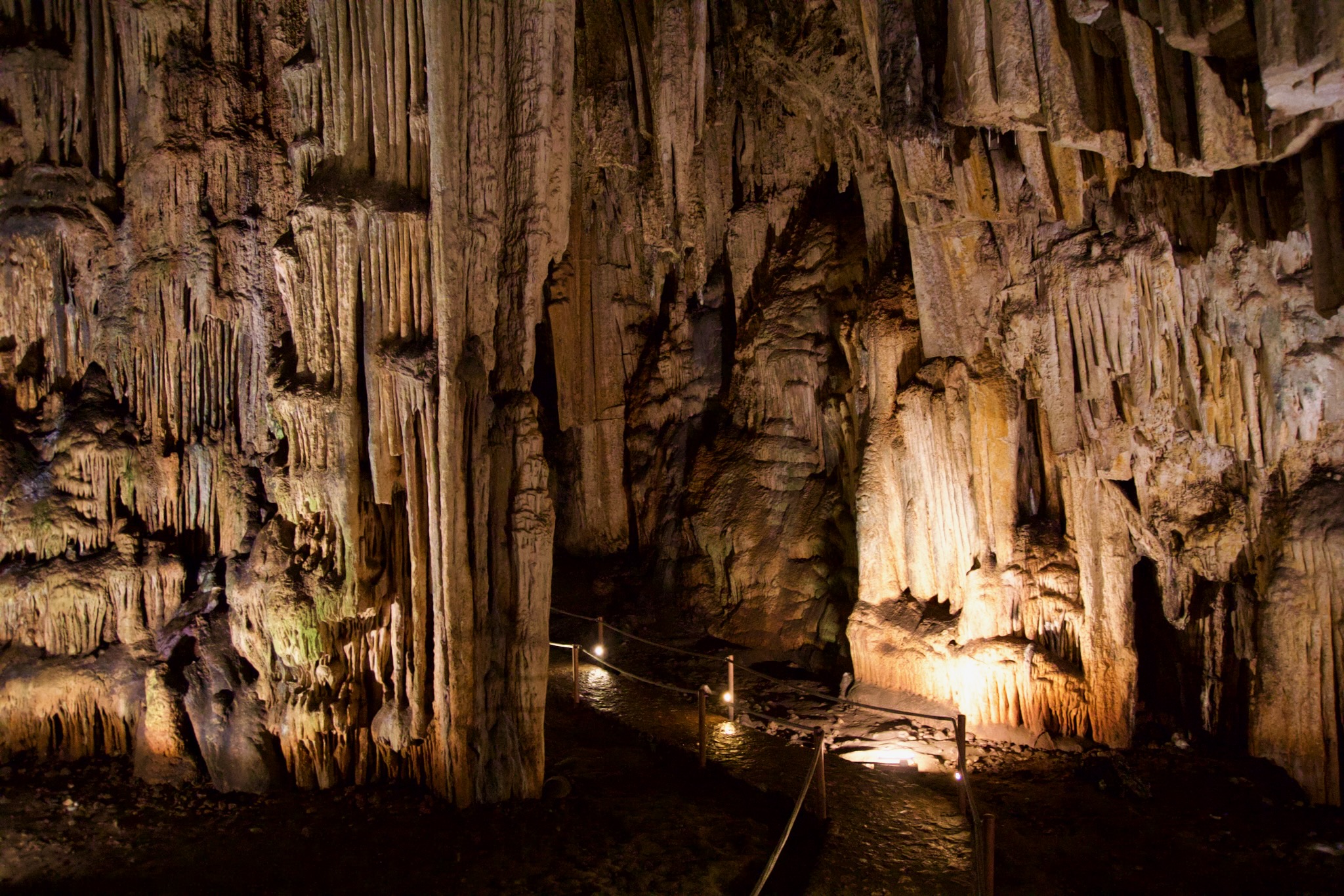 View into the main chamber of Gerontospilios Cavensel 28 Blick in die Hauptkammer der Gerontospilios Höhle